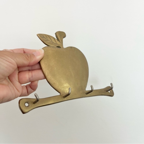Beautiful Vintage Brass Apple Key Ring Holder Wall Hanging 4 Hooks - Picture 2 of 8